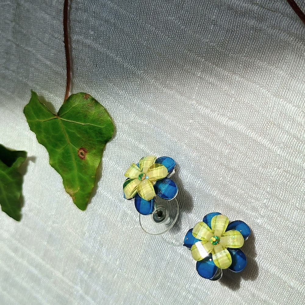 🧚FAIRY CORE 🧚VTG floral glitter lucite stud earrings, Eclectic Chic, MCM vibes